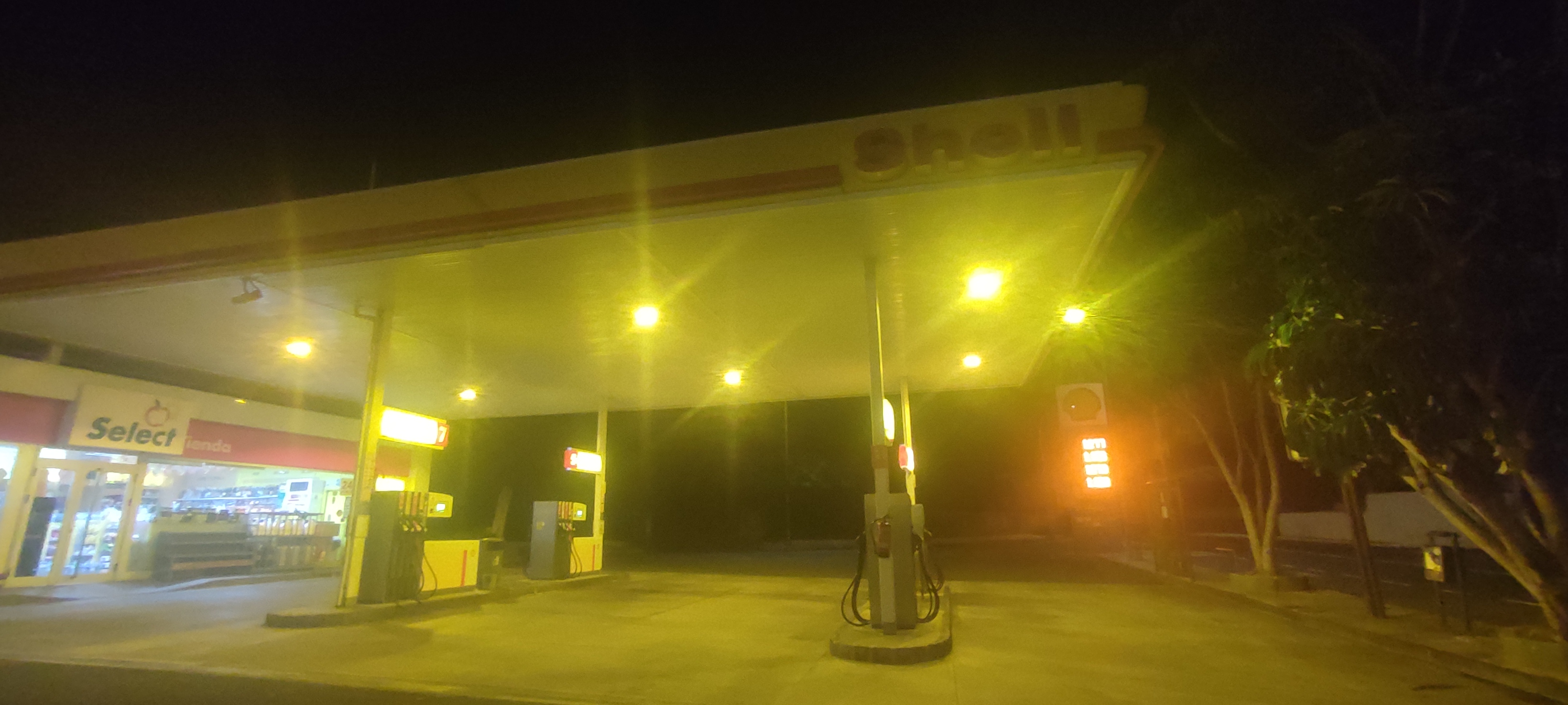 Gasolinera de noche