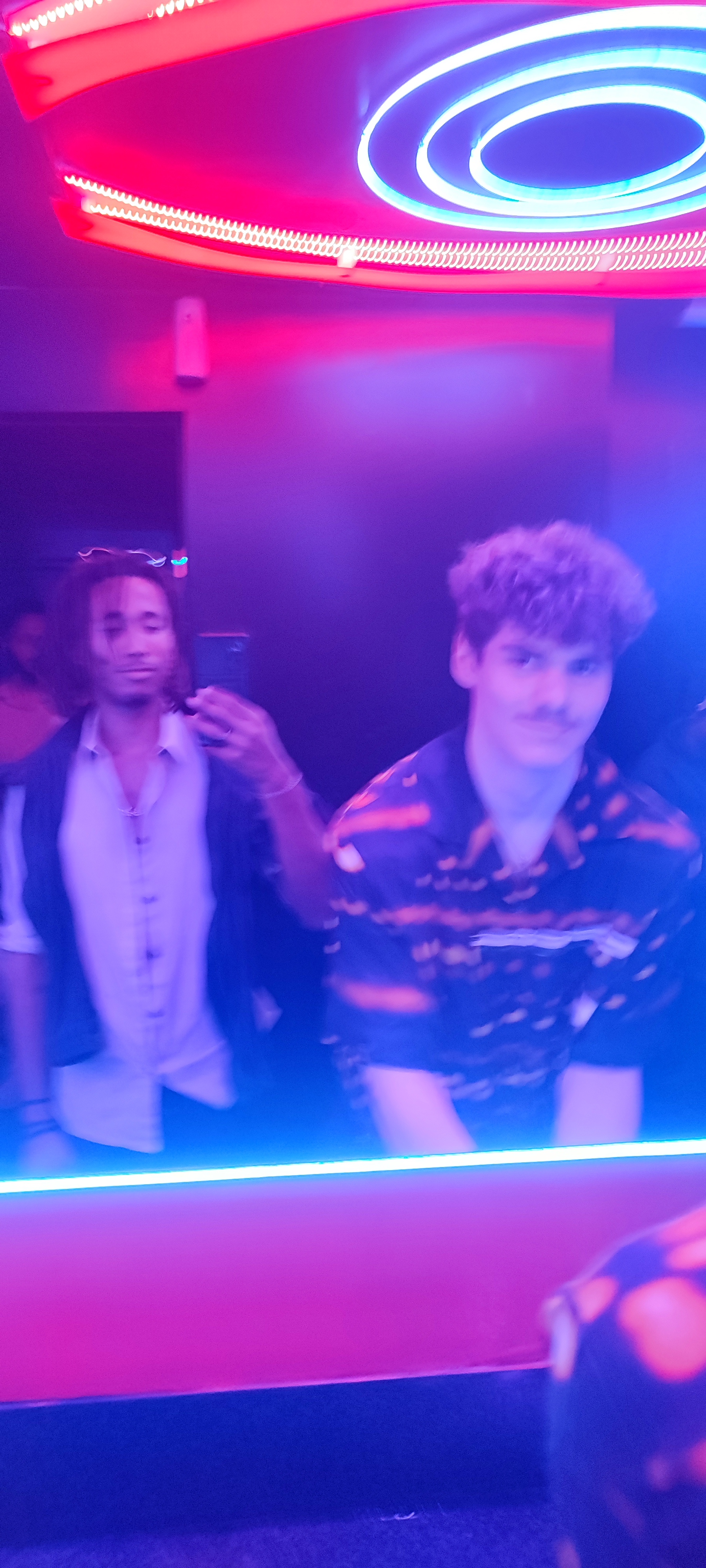 Misma discoteca con un conocido