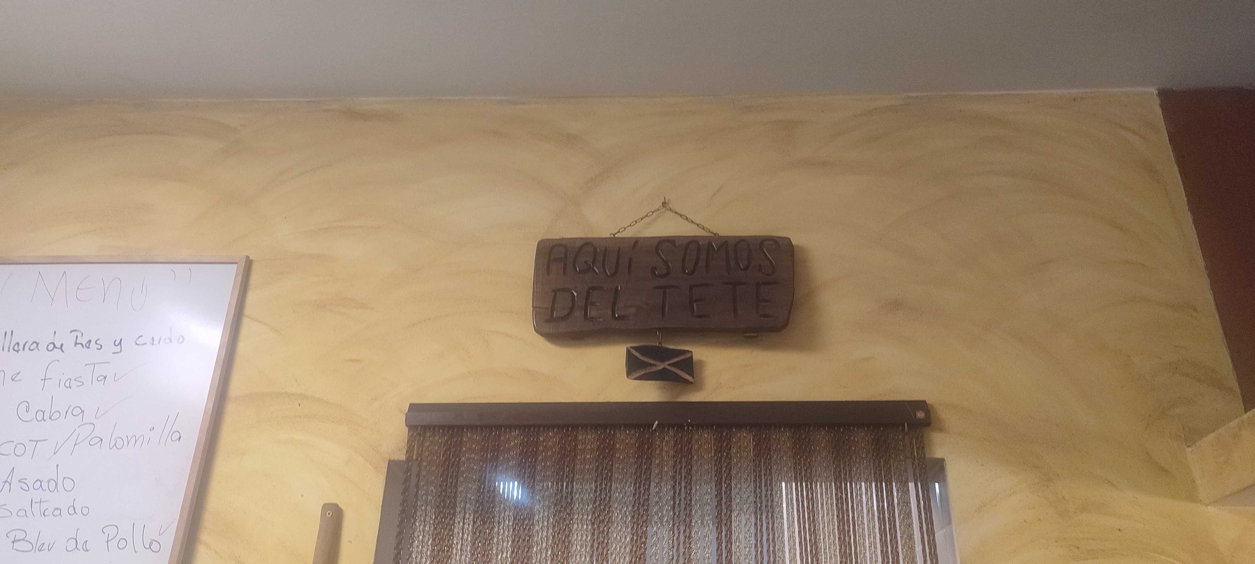 Cartel que dice 'Apoyando al Tete'